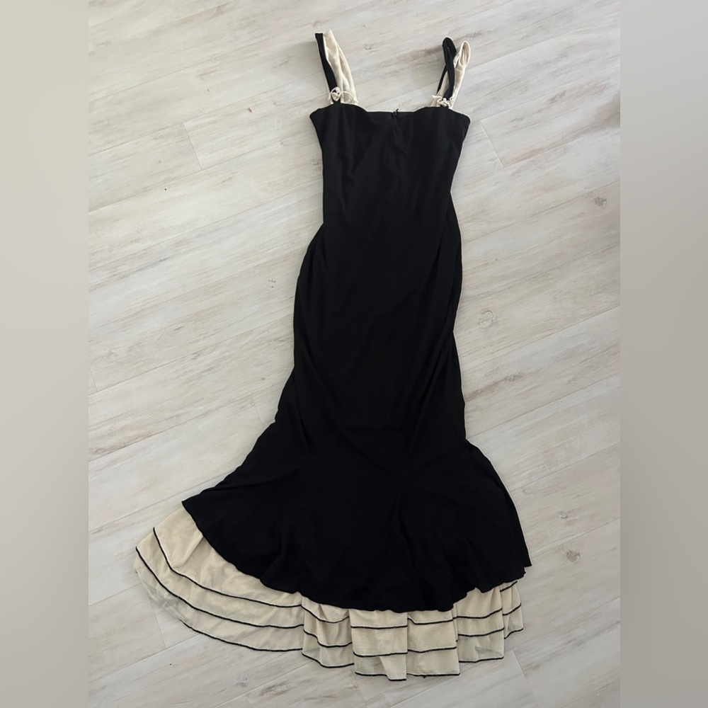 Rihoas black sweetheart bodycon slip maxi dress.